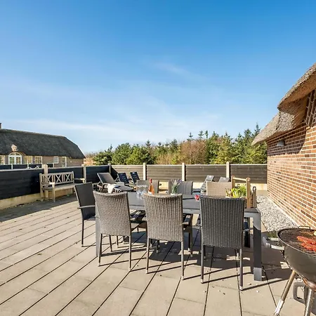 Large 16-person With Pool, Hot Tub And Sauna,