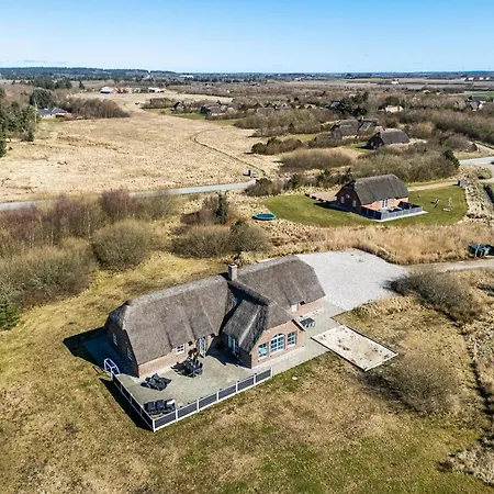 Large 16-person With Pool, Hot Tub And Sauna