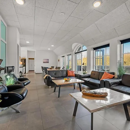 Large 16-person With Pool, Hot Tub And Sauna *