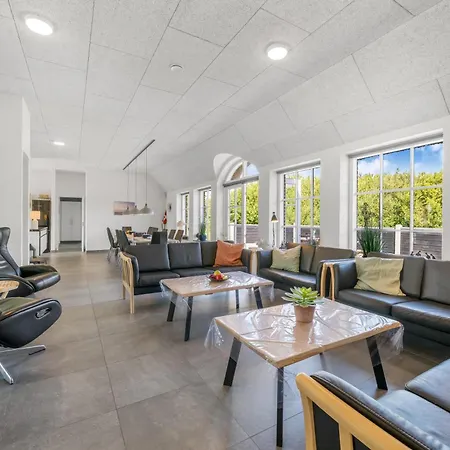 Large 16-person With Pool, Hot Tub And Sauna *