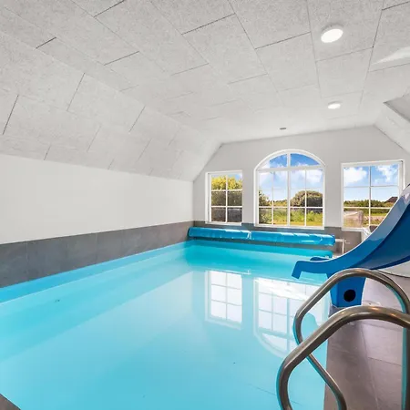 Large 16-person With Pool, Hot Tub And Sauna