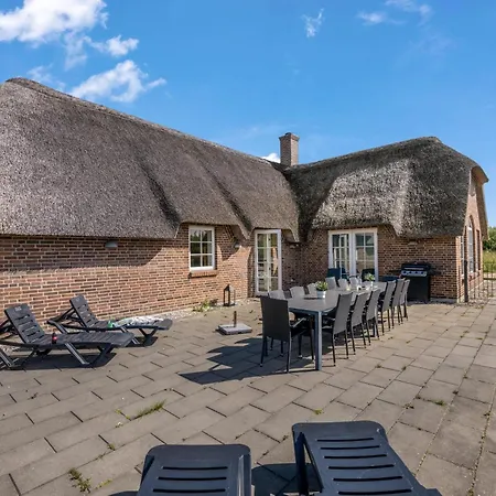 Large 16-person With Pool, Hot Tub And Sauna